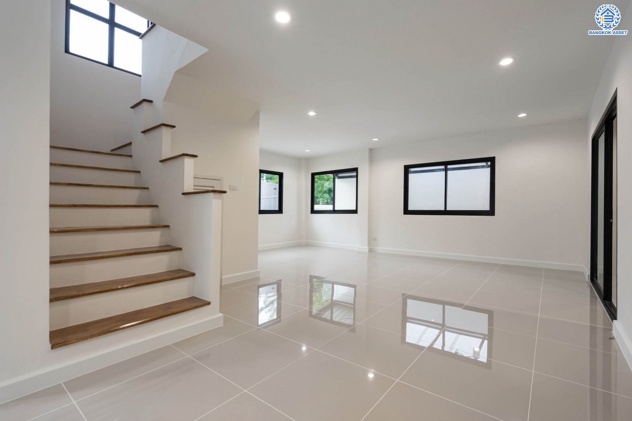 บ้านมือสองตกแต่งใหม่ ม.สัณห์ติสุข สรงประภา บ้านแฝดหลังมุม เนื้อที่ถึง 51.8 ตร.ว. ฟังก์ชัน 3 ห้องนอน 2 ห้องน้ำ 1 ห้องอเนกประสงค์ จอดรถได้ 2 คัน บนทำเลศักยภาพ เชื่อมต่อหลายเส้นทาง ใกล้ทางด่วน "ศรีรัช" และโรบินสัน ศรีสมาน